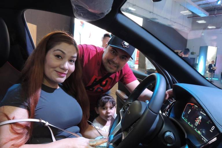 Disfrutan la conducción de la nueva pickup BYD Shark