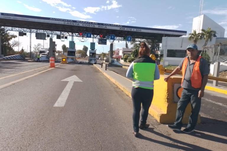 Deja dos lesionados choque entre tractocamión y automóvil en Elota