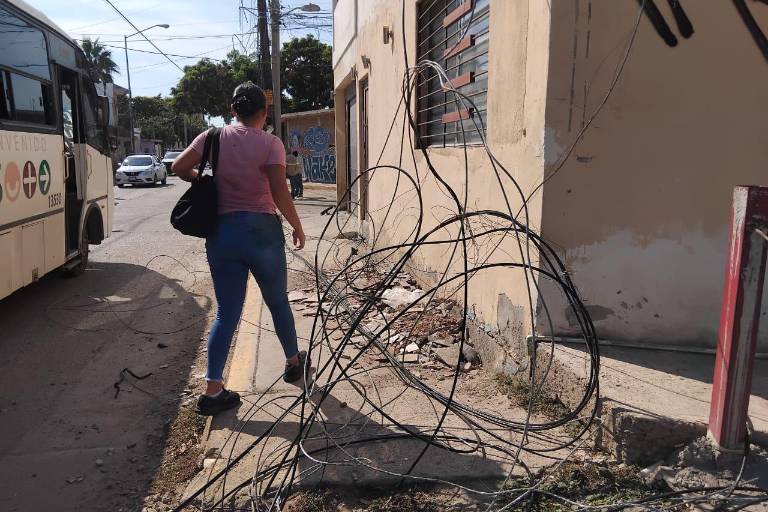 Tren carguero revienta cables de telefonía e internet en Mazatlán