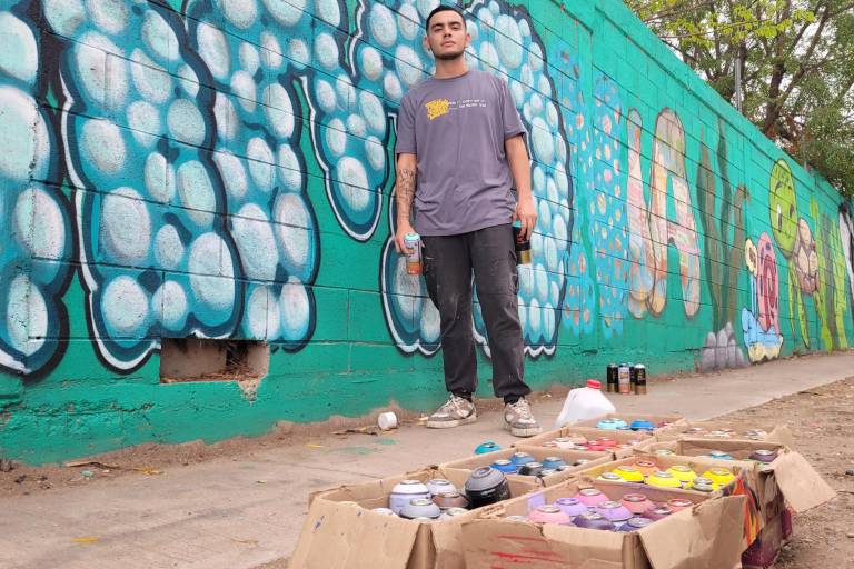 ‘Kloe’ pinta para inspirar y dejar mensajes positivos a adolescentes de Culiacán