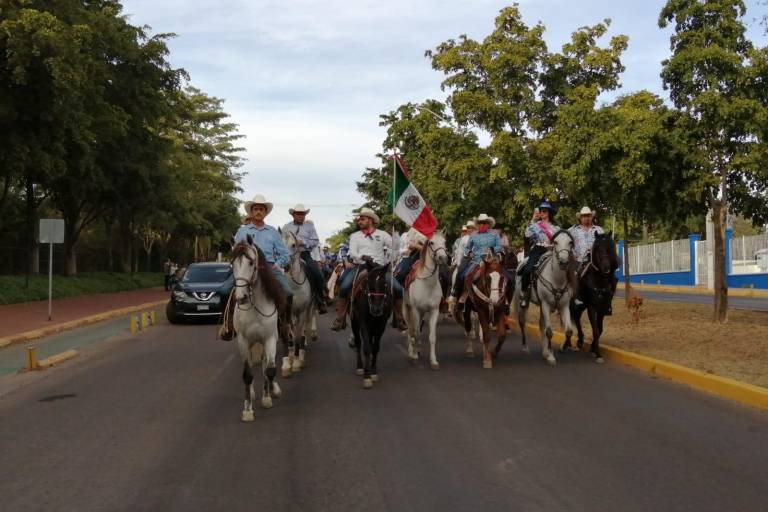 Realizan en Culiacán la Gran Cabalgata Tradicional; participan más de mil jinetes