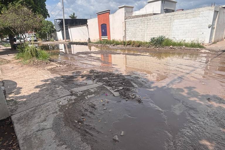 Vecinos de Campo Bello en Culiacán padecen encharcamientos persistentes por falta de pavimentación