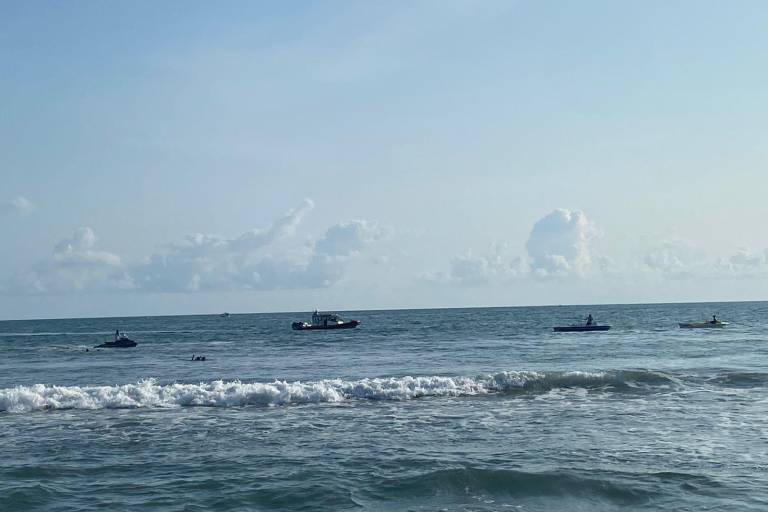 Se salva una joven turista al caer al mar cuando se paseaba en un parachute