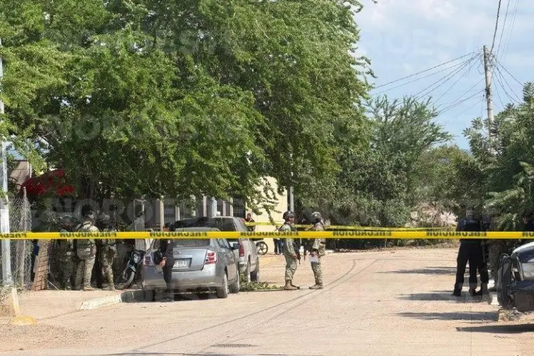 Dos personas fueron asesinadas a balazos dentro de una vivienda de la colonia Flor de Mayo, en Villa Unión.