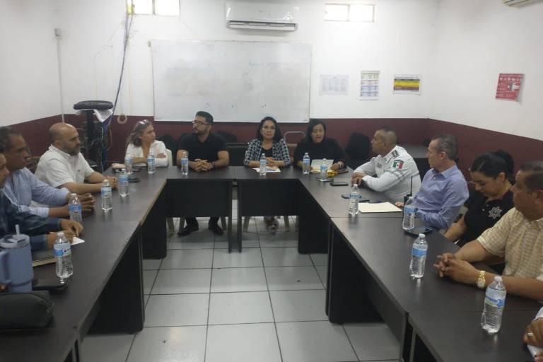 Choferes, taxistas y funcionarios crean acuerdos para ofrecer espacios seguros para mujeres, en Ahome