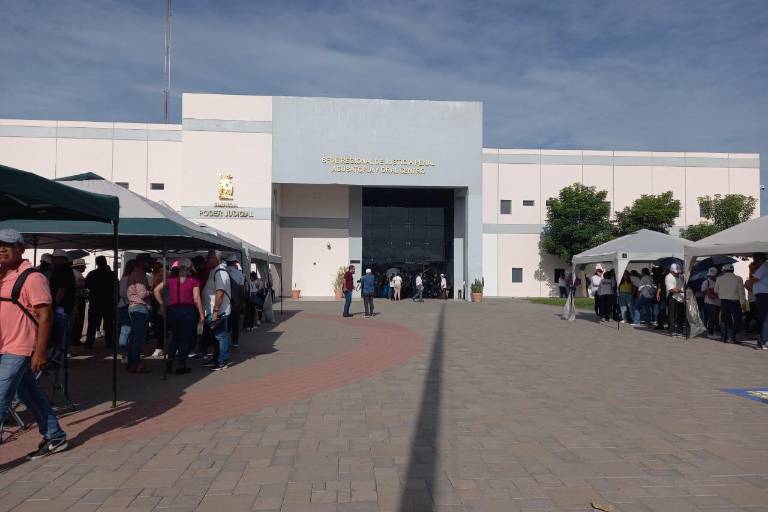 Defensor de Robespierre presenta justificante; juez reprograma su audiencia pero sigue imputación de Rector