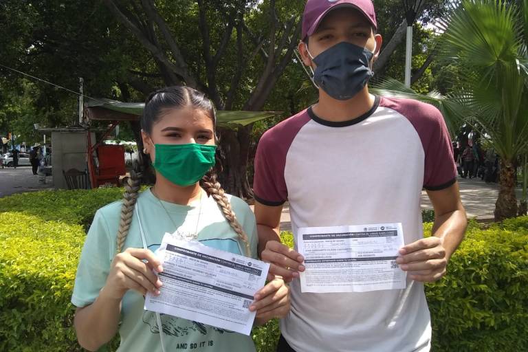 Jóvenes que se vacunaron invitan a otros a que salgan a recibir la vacuna