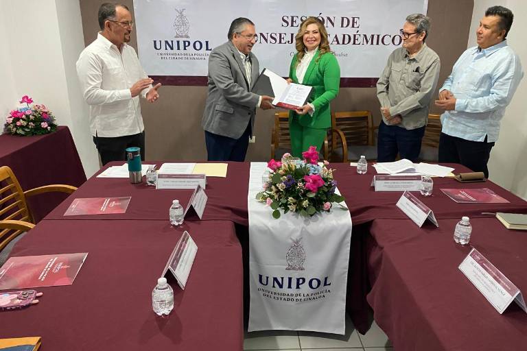 Entrega Universidad de la Policía primer título profesional, a tres años de su fundación