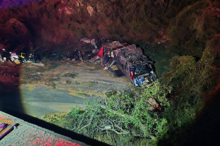 Autobús vuelca tras impactar tráiler en Zacatecas; hay al menos 24 muertos