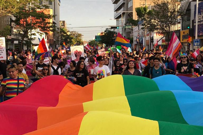 ‘Colorea’ marcha LGBT con música, euforia y diversidad a Culiacán