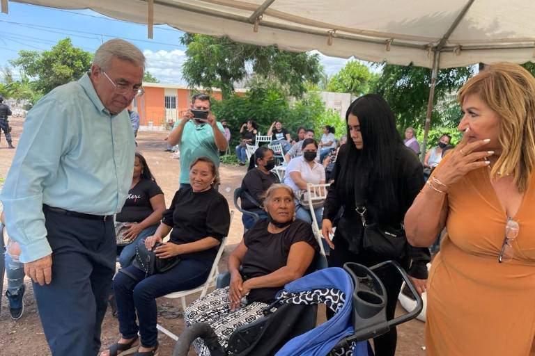 Rocha Moya se encuentra con familiares de Rosario Lilián, rastreadora asesinada en Elota