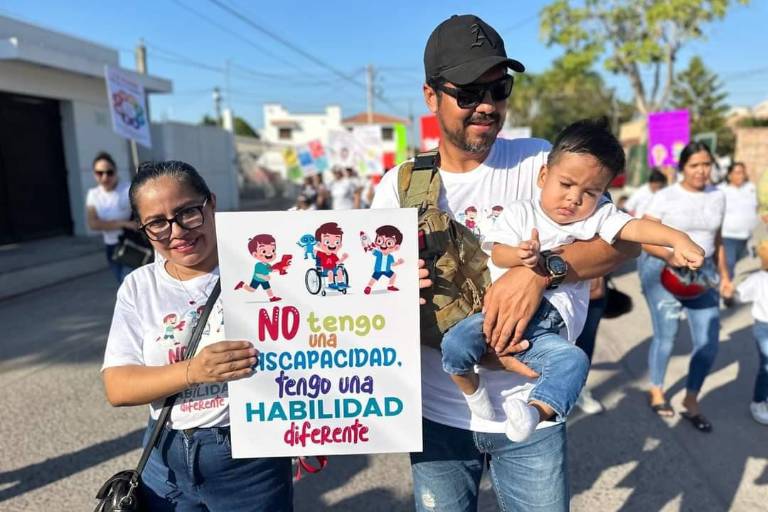 Desfilan en Escuinapa en el Día Internacional de las Personas con Discapacidad