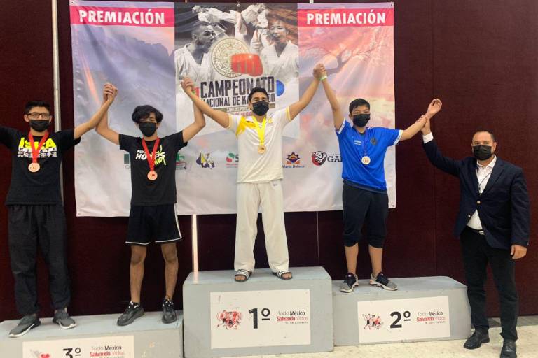 Brillan karatecas de Águilas UAS en San Luis Potosí