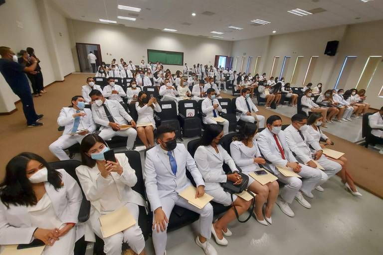 Se gradúa una nueva generación de médicos internos del HGC