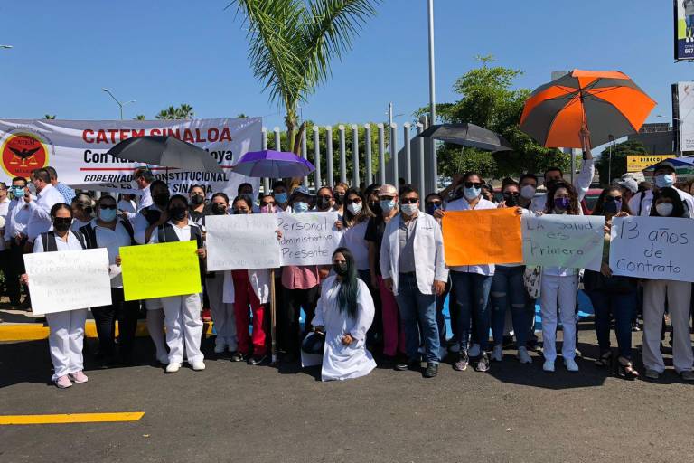Se manifiesta afuera del Congreso personal médico del Hospital de la Mujer