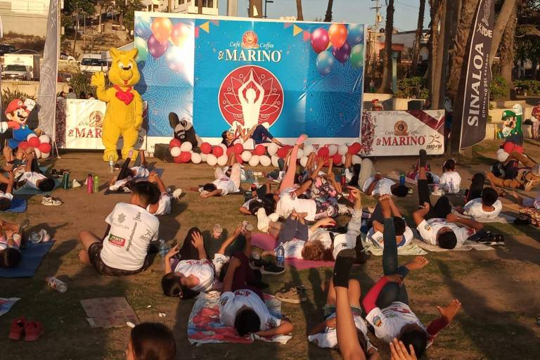 Festejan a niños en Festival de Yoga, en Ciudades Hermanas