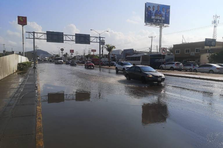 Lluvias provocan encharcamientos en vialidades de Mazatlán