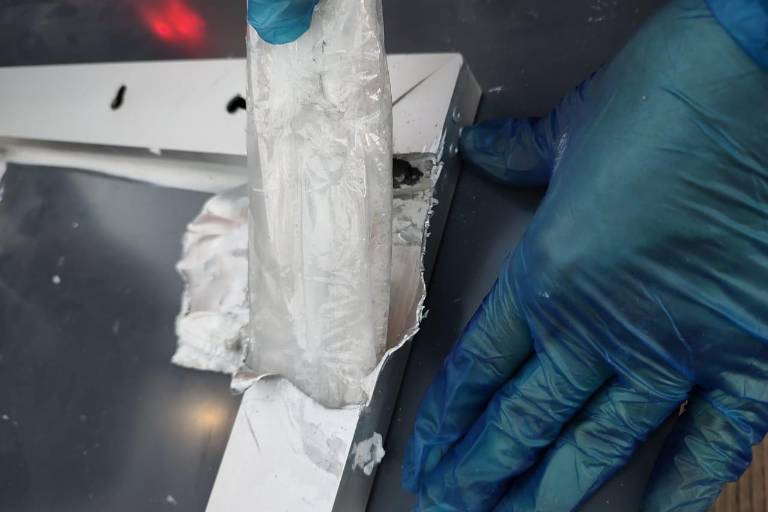 Aseguran en Culiacán presunto cristal oculto en marcos de espejos