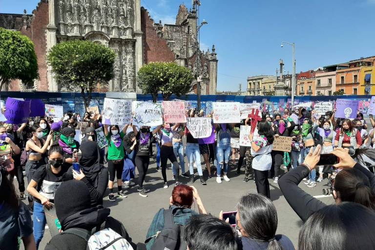 Protesta feminista en el Zócalo deja al menos 48 mujeres lesionadas