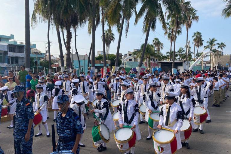 Desfilan en Mazatlán por el 213 aniversario de la Independencia de México