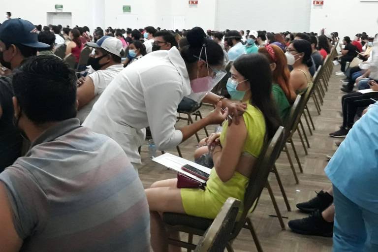 Jóvenes mazatlecos de 18 a 29 años responden a la vacunación contra el Covid-19