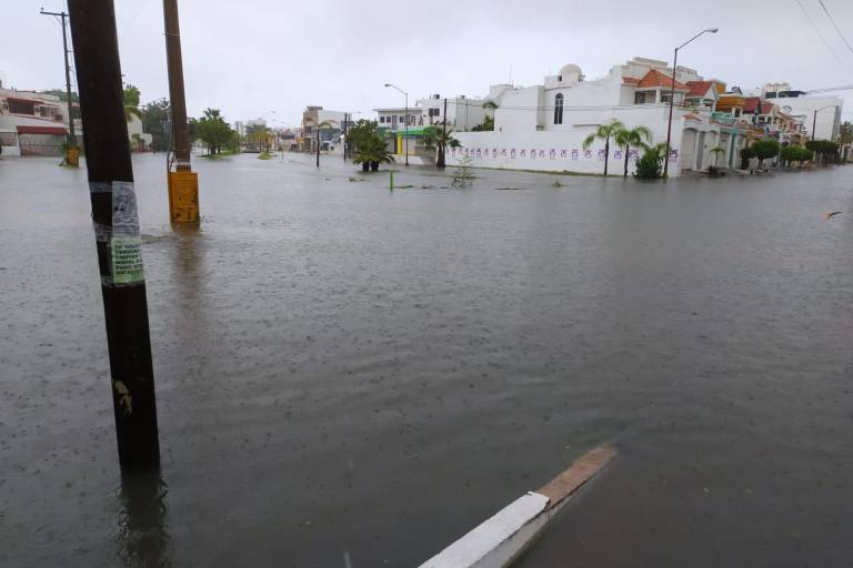 Se inunda Mazatlán por Huracán Nora; evacuan familias en Pradera Dorada 6
