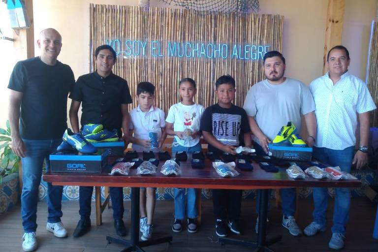 Vagos FC recibe apoyo de material deportivo