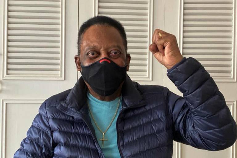 Pelé ingresa al hospital para tratamiento de rutina