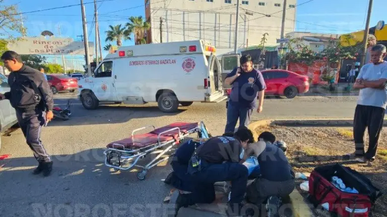 Paramédicos de Bomberos Veteranos auxilian al motociclista herido en el cruce de avenida Del Delfín.