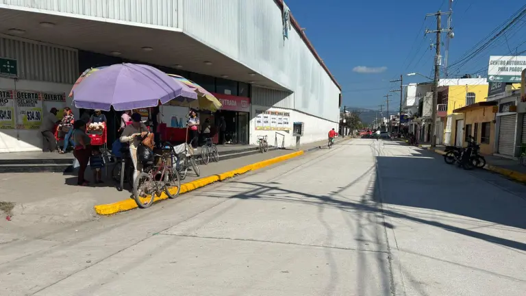 Aunque la calle ya se terminó, falta que se de el fraguado para poder abrirla al tránsito vehicular.