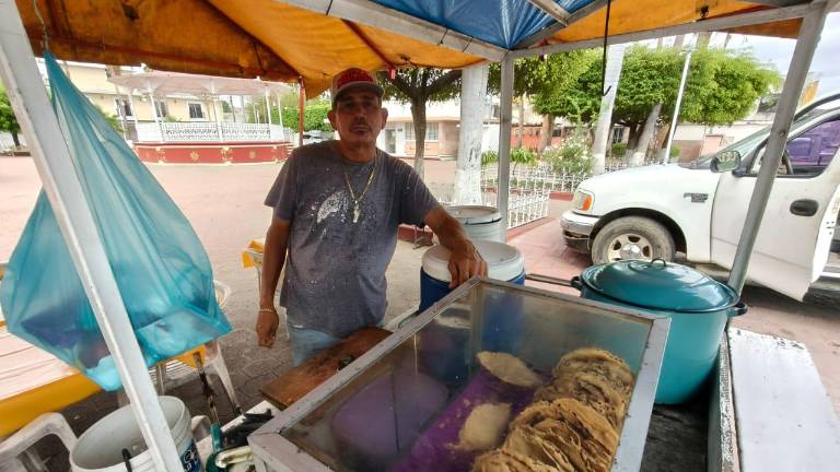 Siguiendo el legado de su padre, Francisco López Cortés ha dedicado más de dos décadas a la venta de tacos dorados frente al Santuario de Nuestra Señora del Rosario.