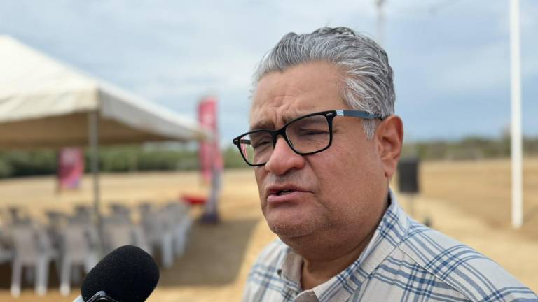 Renato Ocampo anunció operativos de supervisión en Playa Pinitos y otras zonas de Mazatlán para ordenar la renta de sombrillas.