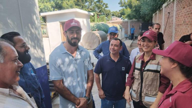 La Alcaldesa de Mazatlán Estrella Palacios Domínguez supervisa avances de trabajos de rehabilitación en cárcamo del Atlántico.