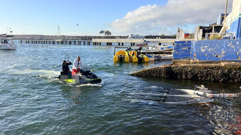 Elementos de rescate trasladan el cuerpo del joven localizado en las cercanías de la Isla de la Piedra.