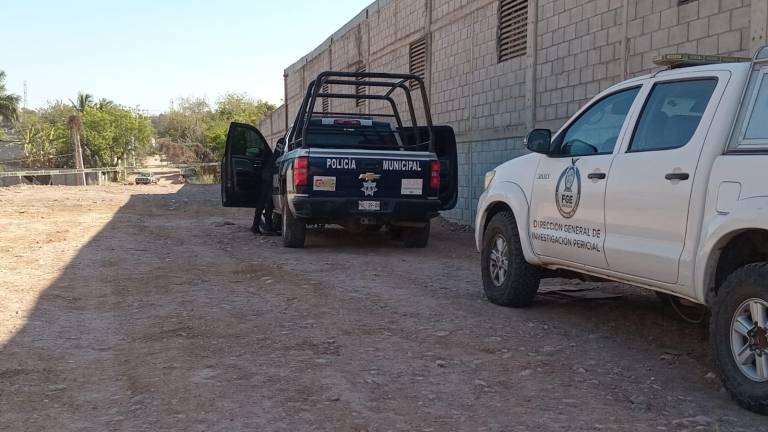 En un canal pluvial de la colonia Villa Bonita, en Culiacán, fue localizada una persona asesinada carbonizada.