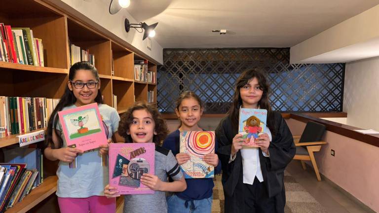 Pequeños participan en el Club de Lectura en el Museo de Arte de Sinaloa.