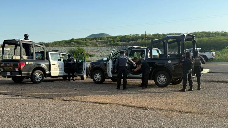 Patrullas de la SSPC y varios vehículos particulares resultaron dañados por ponchallantas durante una persecución registrada en la salida norte de Culiacán.