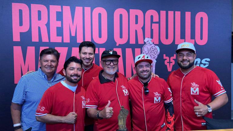 Recibe Banda MS el Premio Orgullo Mazatlán de parte de Venados
