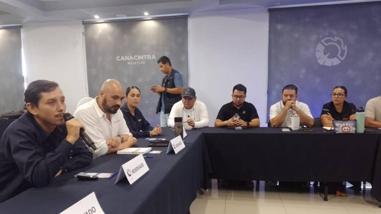Empresarios afiliados a Canacintra participaron en una capacitación sobre prevención y protocolos de actuación ante huracanes y fenómenos meteorológicos.