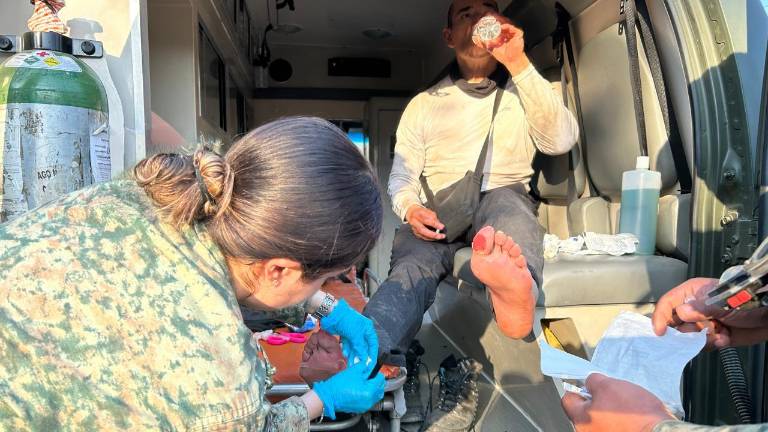 Personal del Ejército Mexicano brinda los primeros auxilios al ingeniero de N+ Juan Díaz Medina tras su localización la mañana de este viernes.