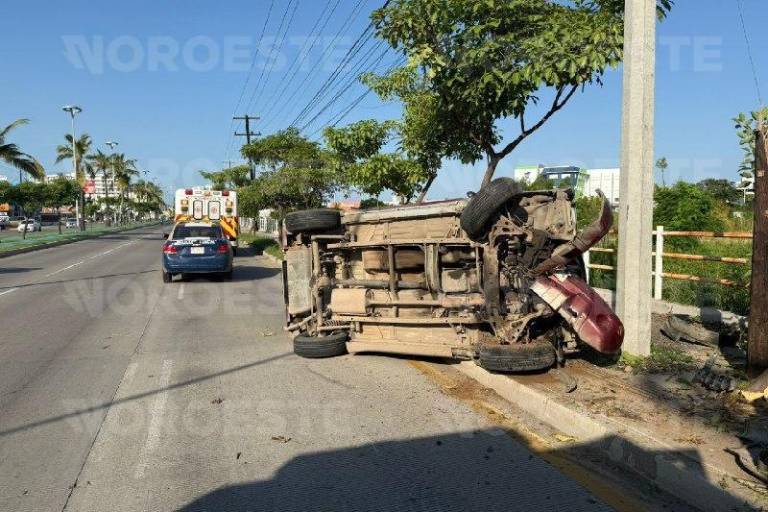Camioneta vuelca tras chocar contra árbol y poste en la avenida Rafael Buelna, Mazatlán