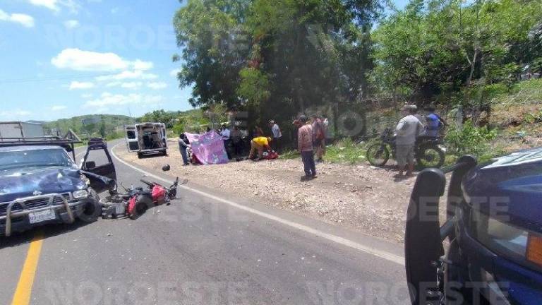 Paramédicos auxiliaron a una pareja lesionada tras un choque entre motocicleta y camioneta en Chilillos.
