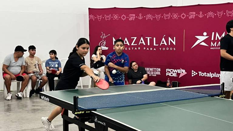La liga arrancó con la participación inicial de 14 jugadores en la modalidad individual y 6 duplas en dobles.