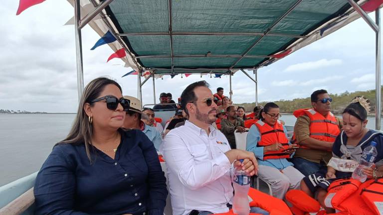 Xochitquetzal Ramos y Ricardo “Pity” Velarde dieron un paseo en lancha por Teacapán.