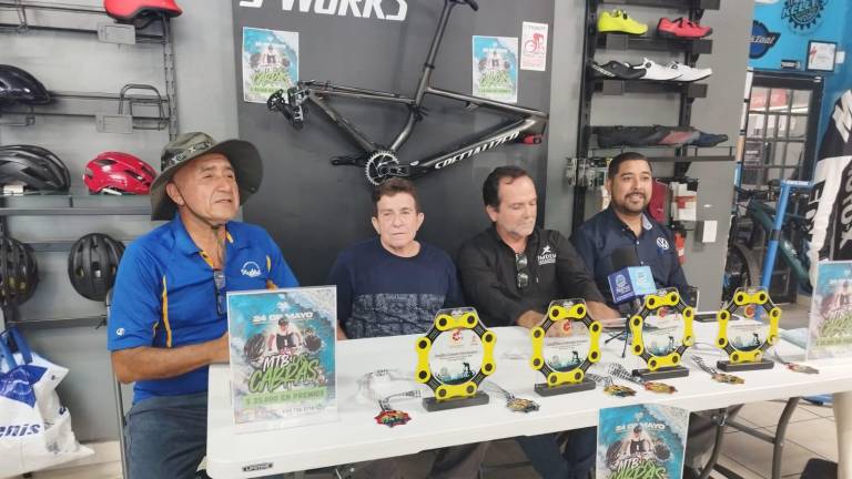 Francisco “Pazzorras” Durán Carrillo (izq.) da los pormenores de la competencia.