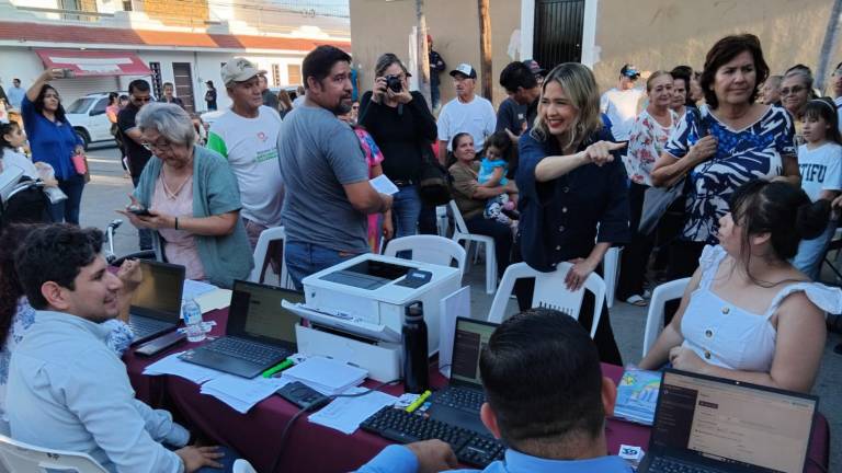 La Alcaldesa de Mazatlán Estrella Palacios Domínguez encabeza el programa de Atención Ciudadana Contigo Mazatlán en la Colonia Sánchez Celis.