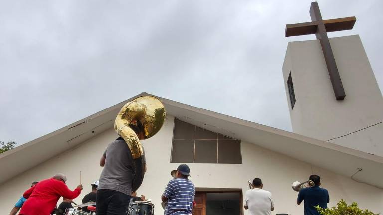 Las Mañanitas marcan inicio de celebración religiosa en El Rosario.