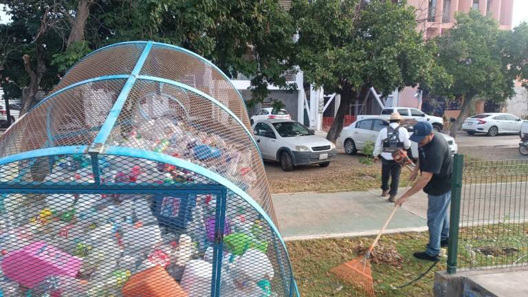 Jumapam y Servicios Públicos realizan una nueva jornada de limpieza en el Fraccionamiento Estadio.