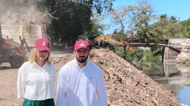 La Alcaldesa de Mazatlán Estrella Palacios Domínguez supervisa trabajos de limpieza en canales y arroyos.