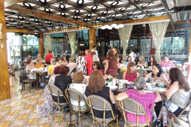 Festejan a Gloria Silvia Gastélum por sus 87 años de vida